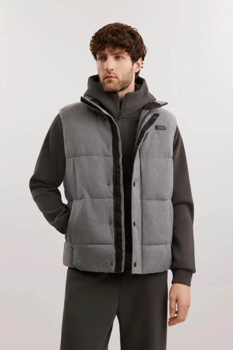 <p><span style="font-weight: 400;">Жилет — </span><a href="https://baon.ru/catalog/tsb-tso-023453/jilet-iz-melanjevoy-tkani-s-ekopuhom-b6723501/greymelange/" target="_blank" rel="noopener"><span style="font-weight: 400;">12 999 ₽</span></a><span style="font-weight: 400;">. Источник: baon.ru</span></p>