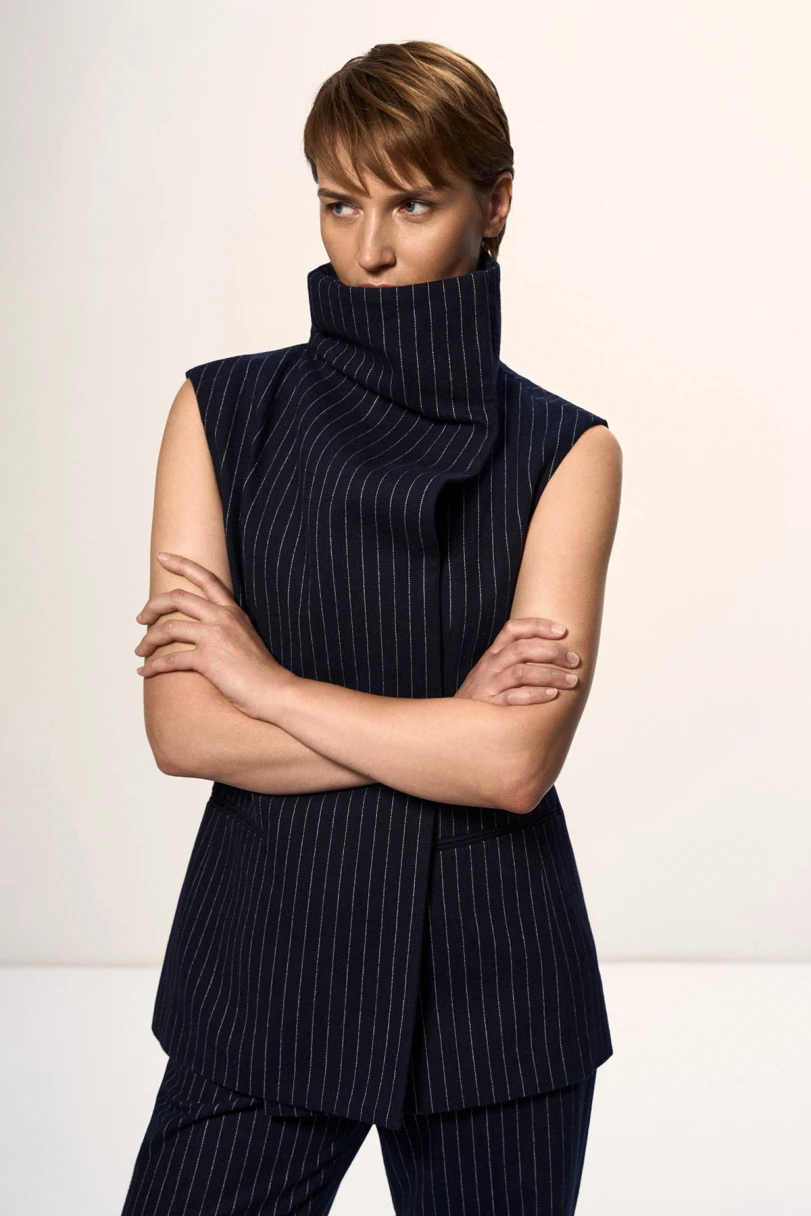 <p><span style="font-weight: 400;">Жилет — </span><a href="https://vassatrend.ru/product/zhilet-zhenskij-vp264024c68" target="_blank" rel="noopener"><span style="font-weight: 400;">24 900 </span><span style="font-weight: 400;">₽</span></a><span style="font-weight: 400;">. Источник: </span><span style="font-weight: 400;">vassatrend.ru</span></p>