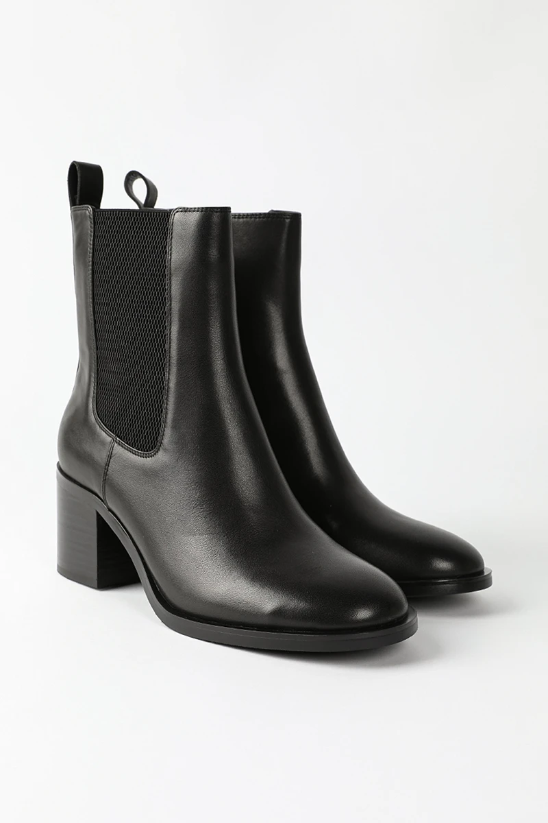 <p><span style="font-weight: 400;">Ботильоны </span><a href="https://stockmann.ru/product/5742011-botilony-ever-be/?utm_medium=referral&utm_source=media.halvacard.ru&utm_campaign=blog&utm_term=text" target="_blank" rel="noopener"><span style="font-weight: 400;">Ever be</span></a><span style="font-weight: 400;"> — от 20 999 ₽ в «Стокманн». Источник: stockmann.ru</span></p>