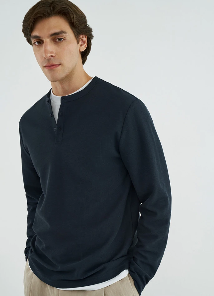 <p><span style="font-weight: 400;">Лонгслив с имитацией второго слоя — </span><a href="https://ostin.com/product/longsliv-s-imitatsiej-vtorogo-sloya/39779230299?availability=disabled&category-id=27003230299" target="_blank" rel="noopener"><span style="font-weight: 400;">2599 ₽</span></a><span style="font-weight: 400;">. Источник: ostin.com</span></p>