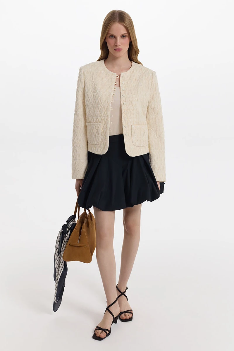 <span style="font-weight: 400;">Стеганый укороченный жакет из жатой ткани, </span><a href="https://loverepublic.ru/catalog/odezhda/zhakety/283173/?utm_medium=referral&utm_source=media.halvacard.ru&utm_campaign=blog&utm_term=text" target="_blank" rel="noopener"><span style="font-weight: 400;">Love Republic</span></a><span style="font-weight: 400;"> — от 3999 ₽. Источник: loverepublic.ru </span>