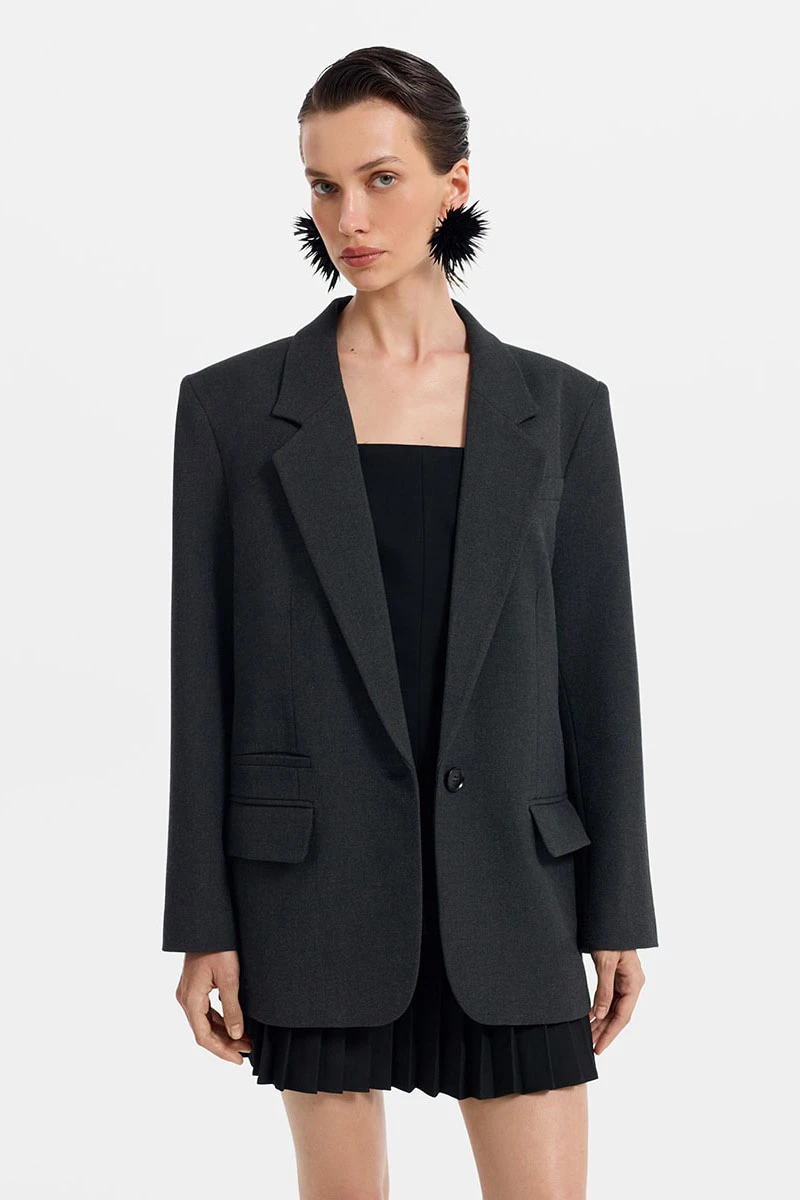 <span style="font-weight: 400;">Черный жакет</span><a href="https://loverepublic.ru/catalog/odezhda/zhakety/334098/?utm_medium=referral&utm_source=media.halvacard.ru&utm_campaign=blog&utm_term=text" target="_blank" rel="noopener"><span style="font-weight: 400;"> </span><span style="font-weight: 400;">Love Republic</span></a><span style="font-weight: 400;"> — от 8999 ₽. Источник: loverepublic.ru</span>