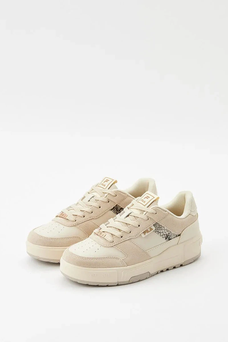 <p><span style="font-weight: 400;">Кеды </span><a href="https://www.lamoda.ru/p/mp002xw14lh8/shoes-fila-kedy/?utm_medium=referral&utm_source=media.halvacard.ru&utm_campaign=blog&utm_term=text" target="_blank" rel="noopener"><span style="font-weight: 400;">Fila</span></a><span style="font-weight: 400;"> — от 3665 ₽. Источник: lamoda.ru</span></p>