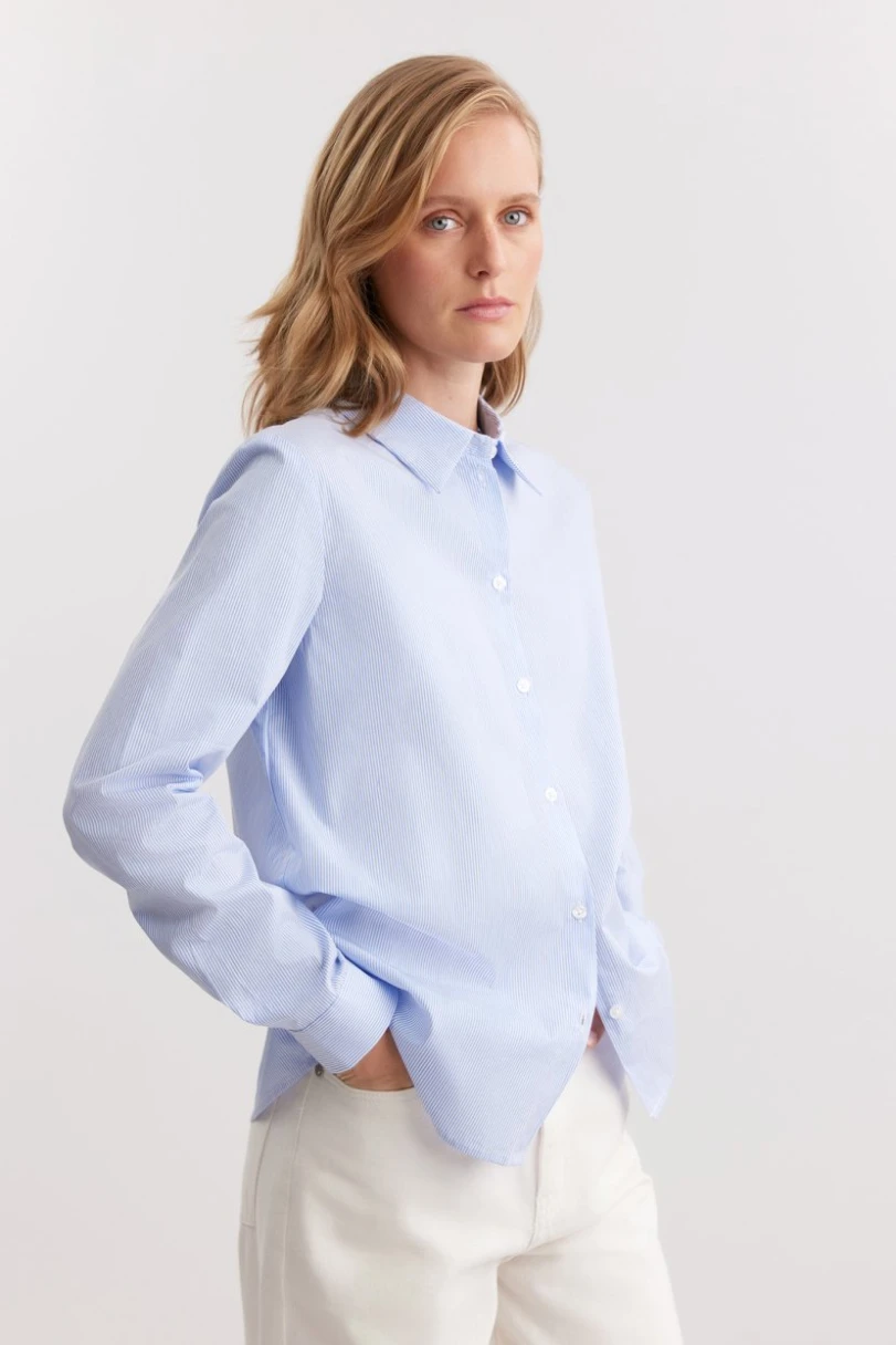 <span style="font-weight: 400;">Рубашка — </span><a href="https://baon.ru/catalog/tsb-tso-029548/bazovaya-klassicheskaya-rubashka-b1725201/clearskystriped/" target="_blank" rel="noopener"><span style="font-weight: 400;">4599 ₽</span></a><span style="font-weight: 400;">. Источник: </span><span style="font-weight: 400;">baon.ru</span>