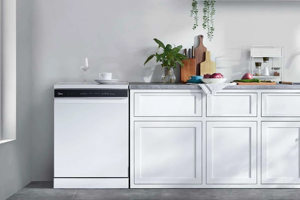 <a href="https://www.holodilnik.ru/small_domestic/dishwashers_machines/midea/mfd60s150wi/?utm_medium=referral&utm_source=media.halvacard.ru&utm_campaign=blog&utm_term=photo_partner" target="_blank" rel="noopener"><span style="font-weight: 400;">Midea MFD60S150Wi</span></a><span style="font-weight: 400;">. Источник: holodilnik.ru </span>