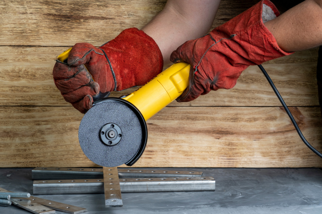 Диски для болгарки бывают отрезные, обдирочные, шлифовальные и заточные