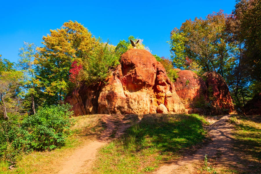 Красные Камни со скульптурой орла