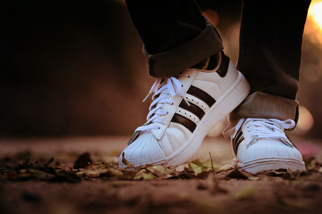 с чем носить кроссовки конверс Adidas Superstar 