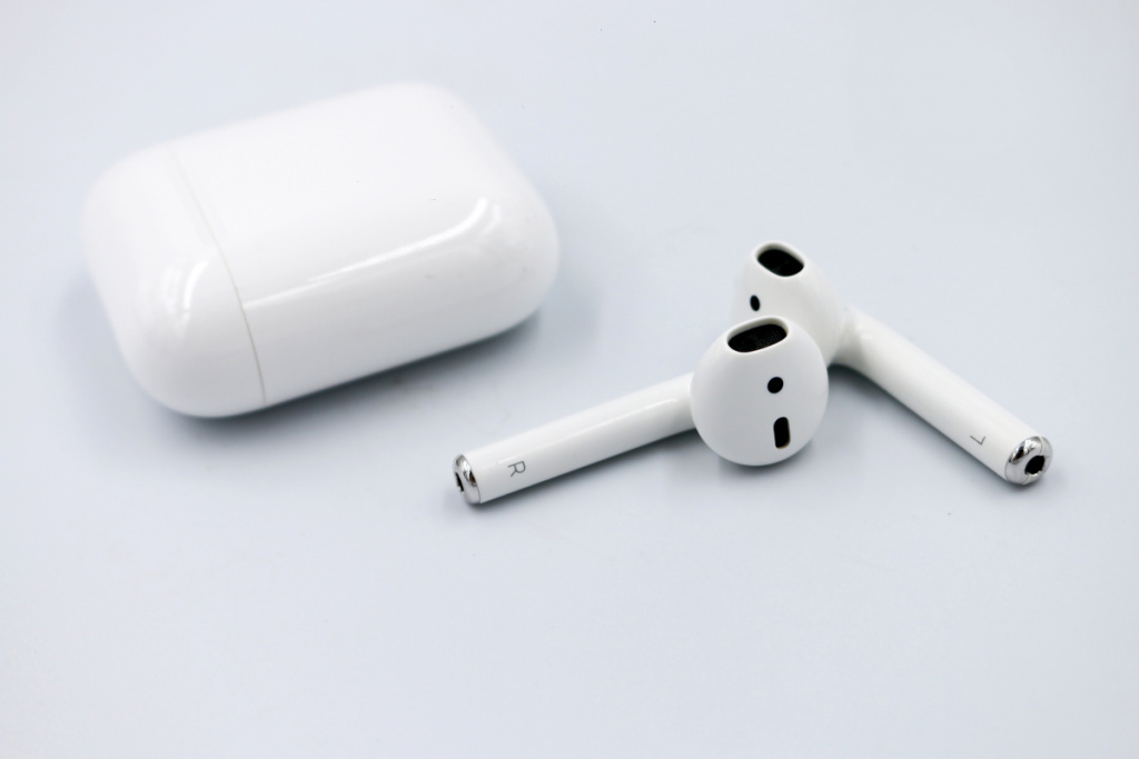 плюсы Apple AirPods 2