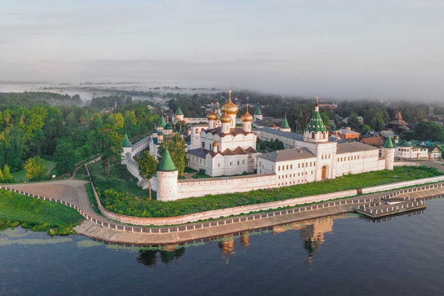 Древние монастыри и церкви Костромы