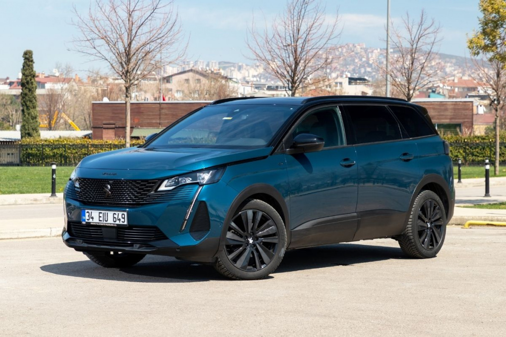 семейный автомобиль peugeot 5008