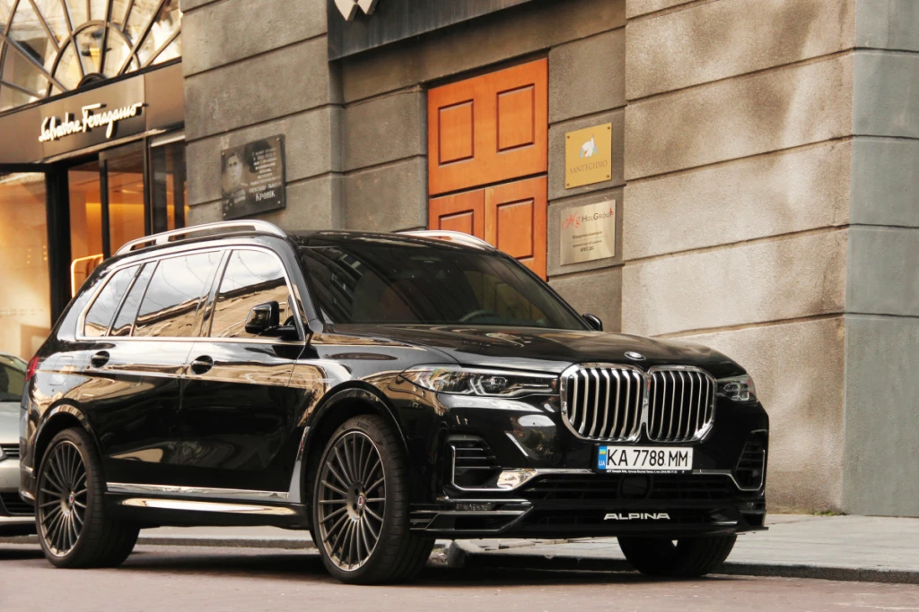 BMW X7 оправдывает свой премиальный статус: повышенный уровень комфорта и безопасности сочетаются с хорошей проходимостью