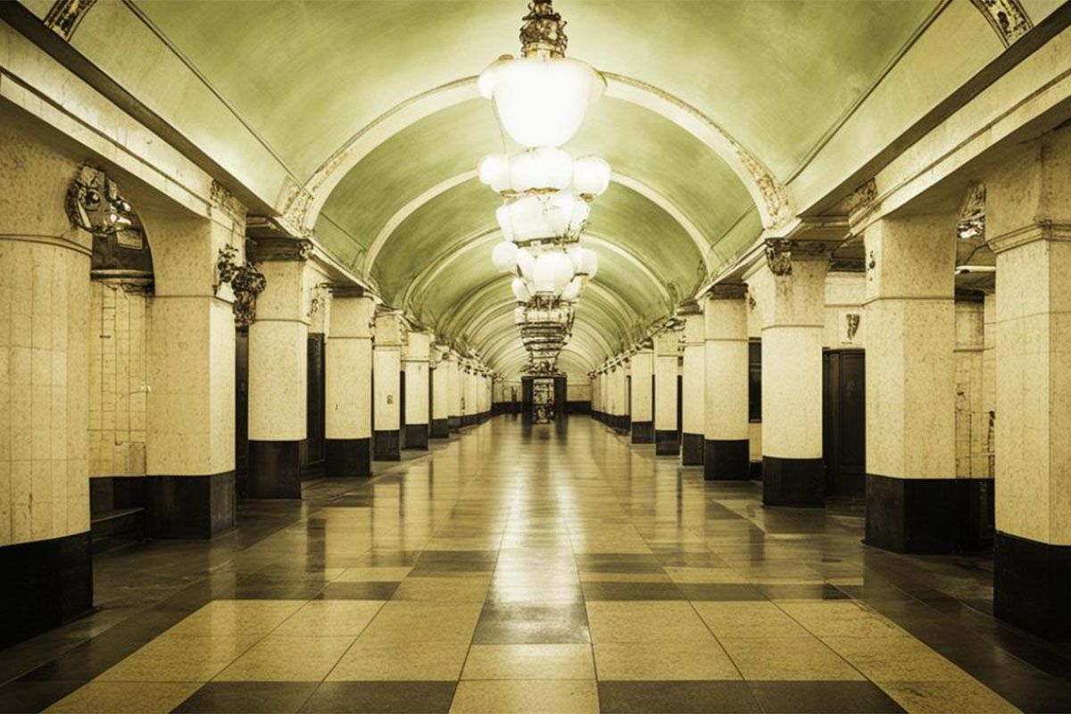 Москвичи выбирают парфюм для метро