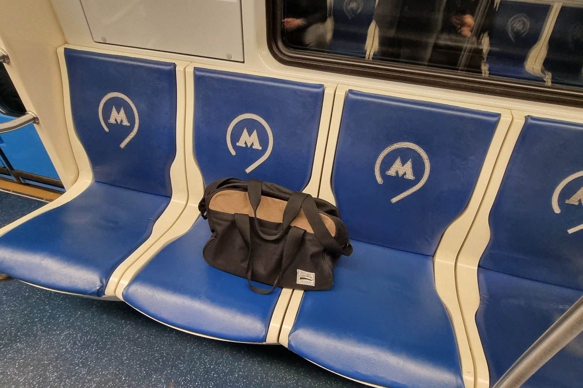 Забытые не значит потерянные: как найти свои вещи в метро