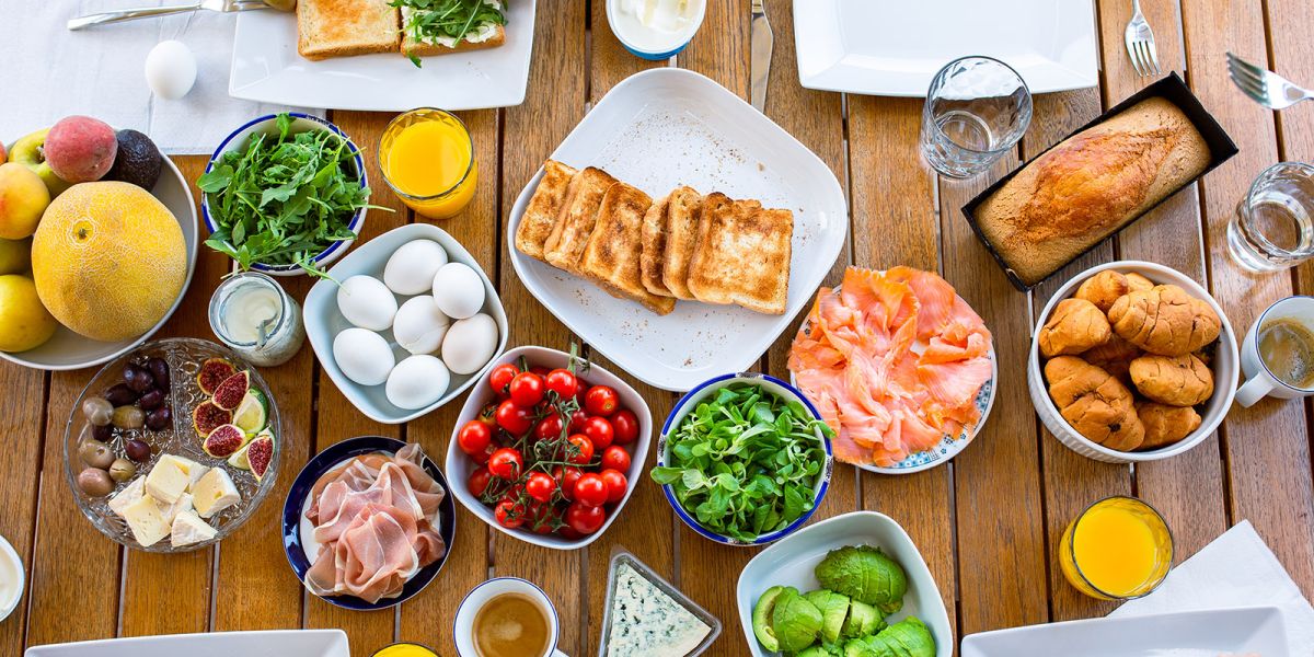 Как накрыть стол для гостей быстро, вкусно и недорого