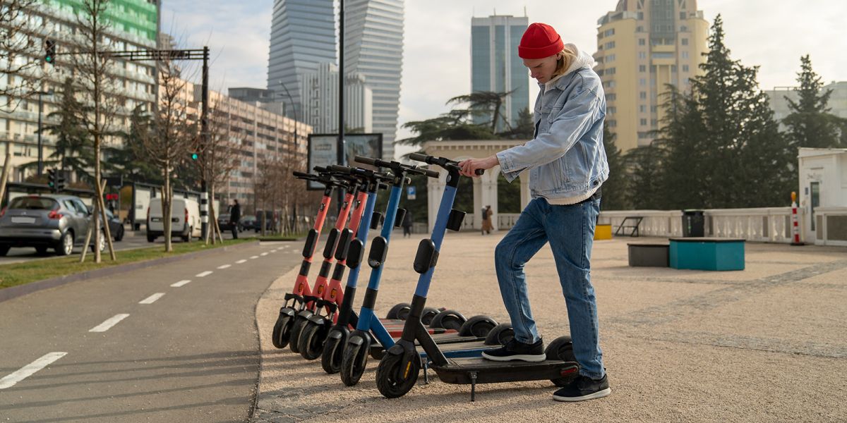 Самокатам запретят парковаться в четырех районах Петербурга